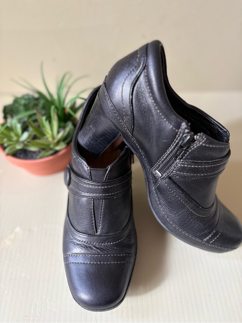 Clarks women’s Black Leather Dress Shoes heels  Side Zip Sz 7.5